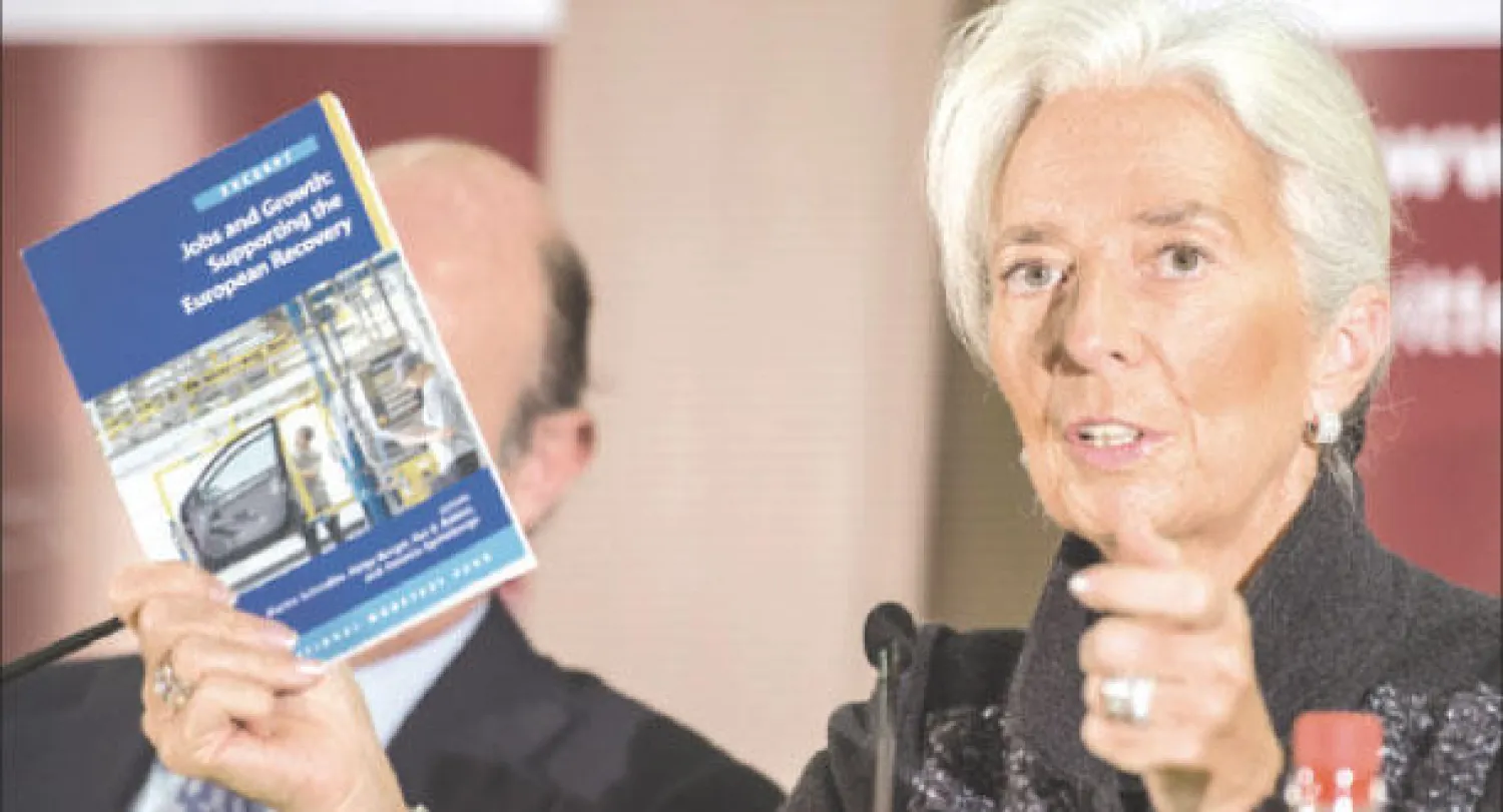 رئيسة صندوق النقد الدولي كريستين لاغارد تعرض كتابا عن الوظائف والنمو لدعم الاقتصاد الأوروبي خلال جلسة في بروكسل (أ.ب)