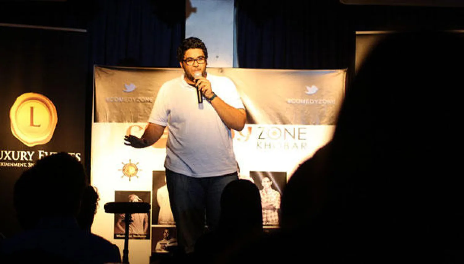 أحد عروض «ستاند آب كوميدي» يقدمها إبراهيم الخير الله أحد أشهر مقدمي هذا النوع من الفنون في السعودية