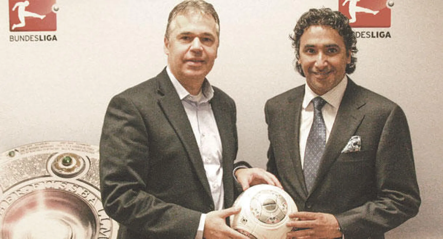 محمد حنزاب وإندرياس ريتيغ بعد الاتفاقية أمس