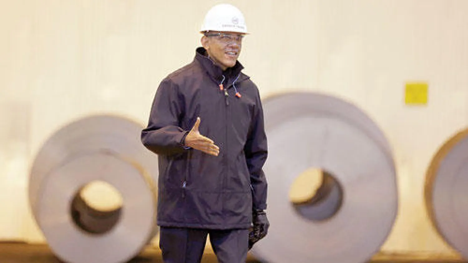 أوباما خلال جولته في مصنع للحديد بولاية بنسلفانيا أمس حيث تحدث عن الاقتصاد» (رويترز)