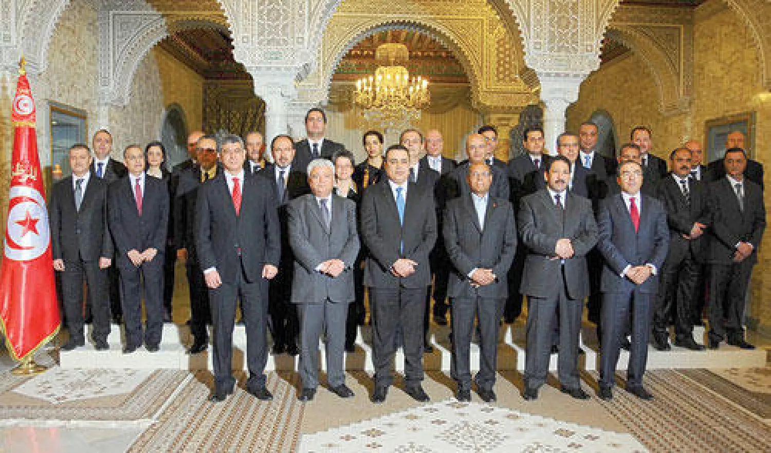 صورة تذكارية للرئيس التونسي محمد المنصف  المرزوقي مع اعضاء حكومة مهدي جمعة امس (رويترز)