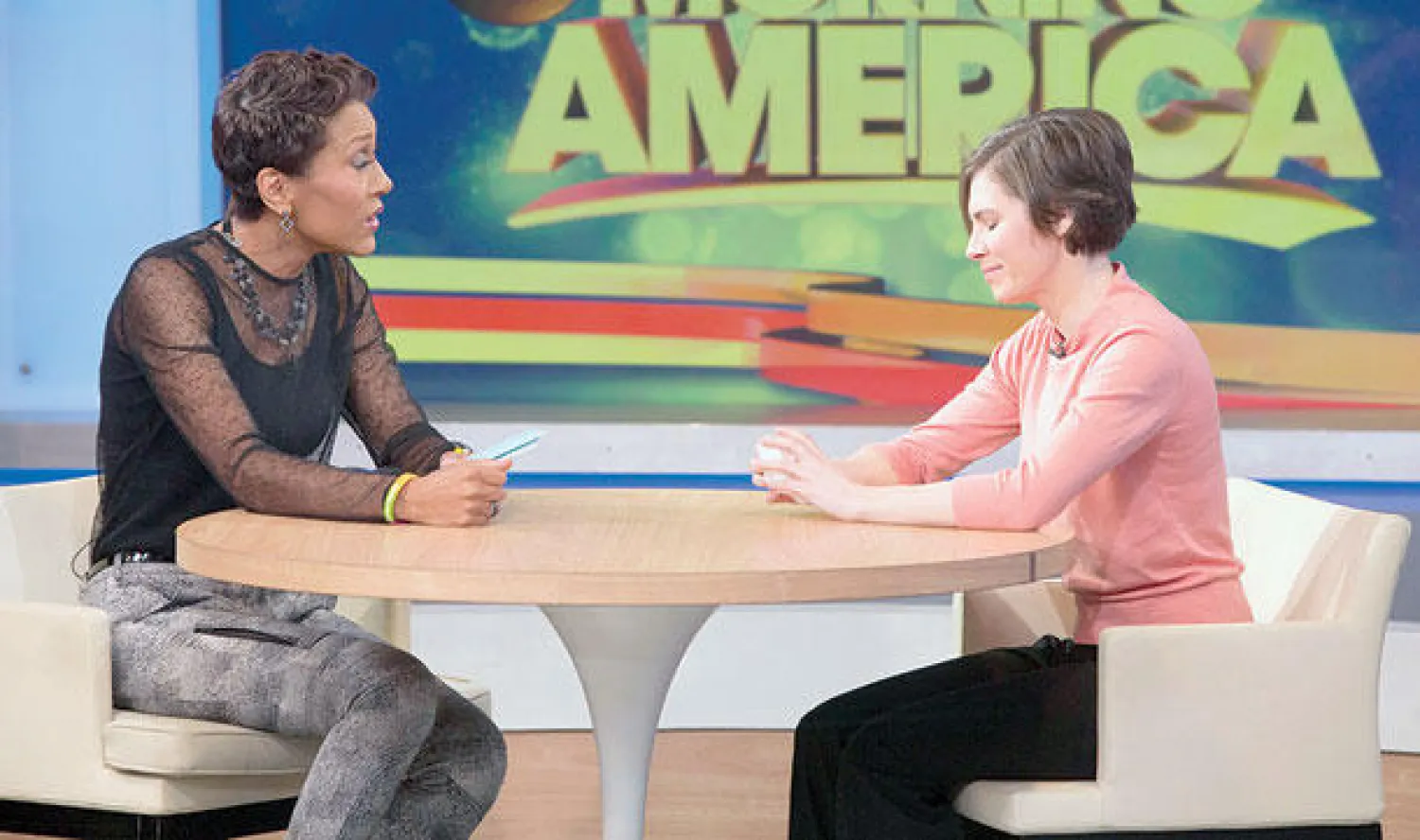 أماندا نوكس (يمين) خلال مقابلة تلفزيونية