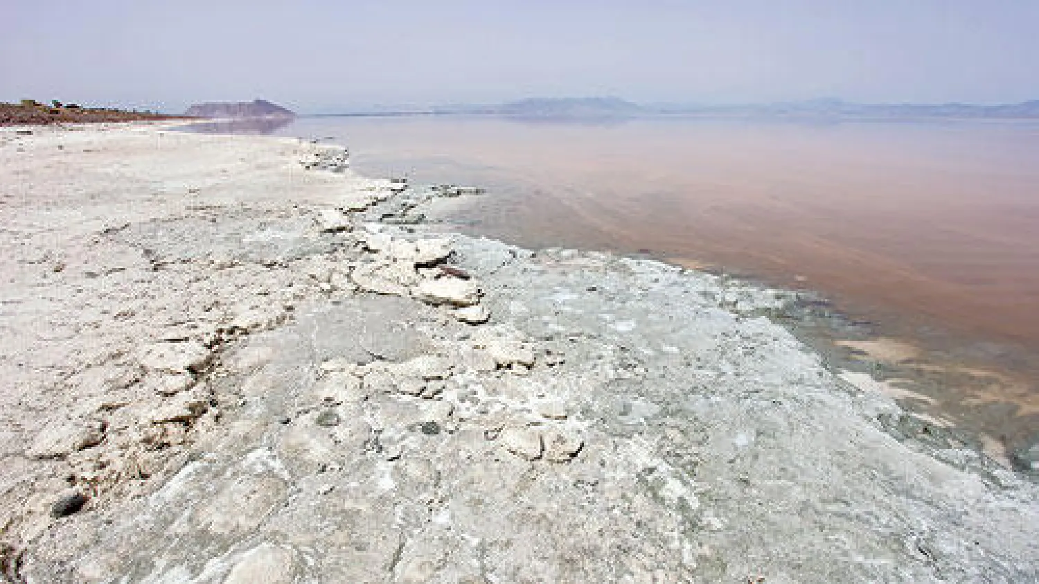 مياه بحيرة  أروميا تتراجع مخلفة أملاحا مضرة بالبيئة المحيطة