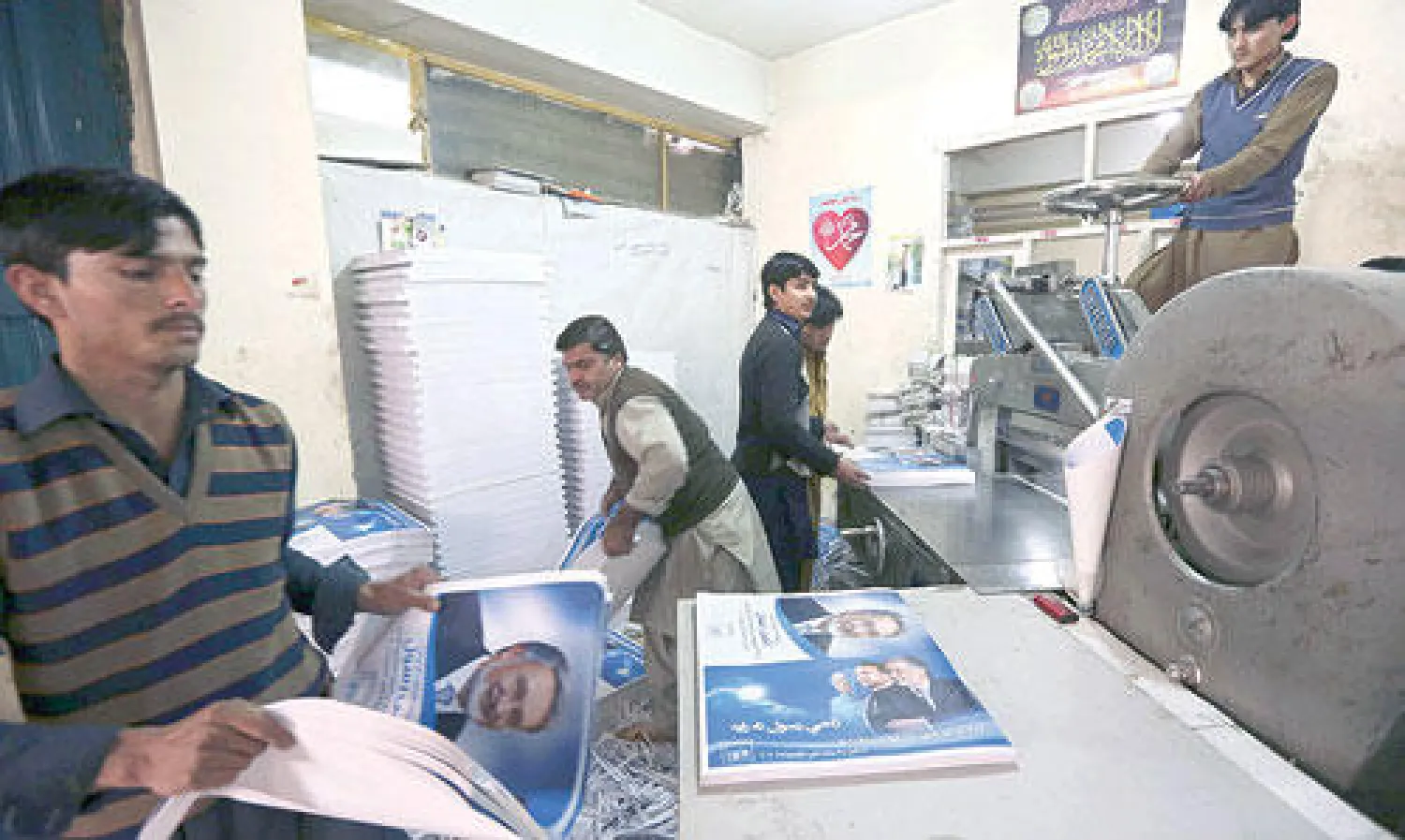 * عمال يعدون ملصقات دعائية لمرشحين لانتخابات الرئاسة في مطبعة بكابل أمس (رويترز)
* (من اليمين الى اليسار ) عبد الله عبد الله - أشرف غاني - عبد القيوم كرزاي - عبد رب الرسول سياف - زلماي رسول