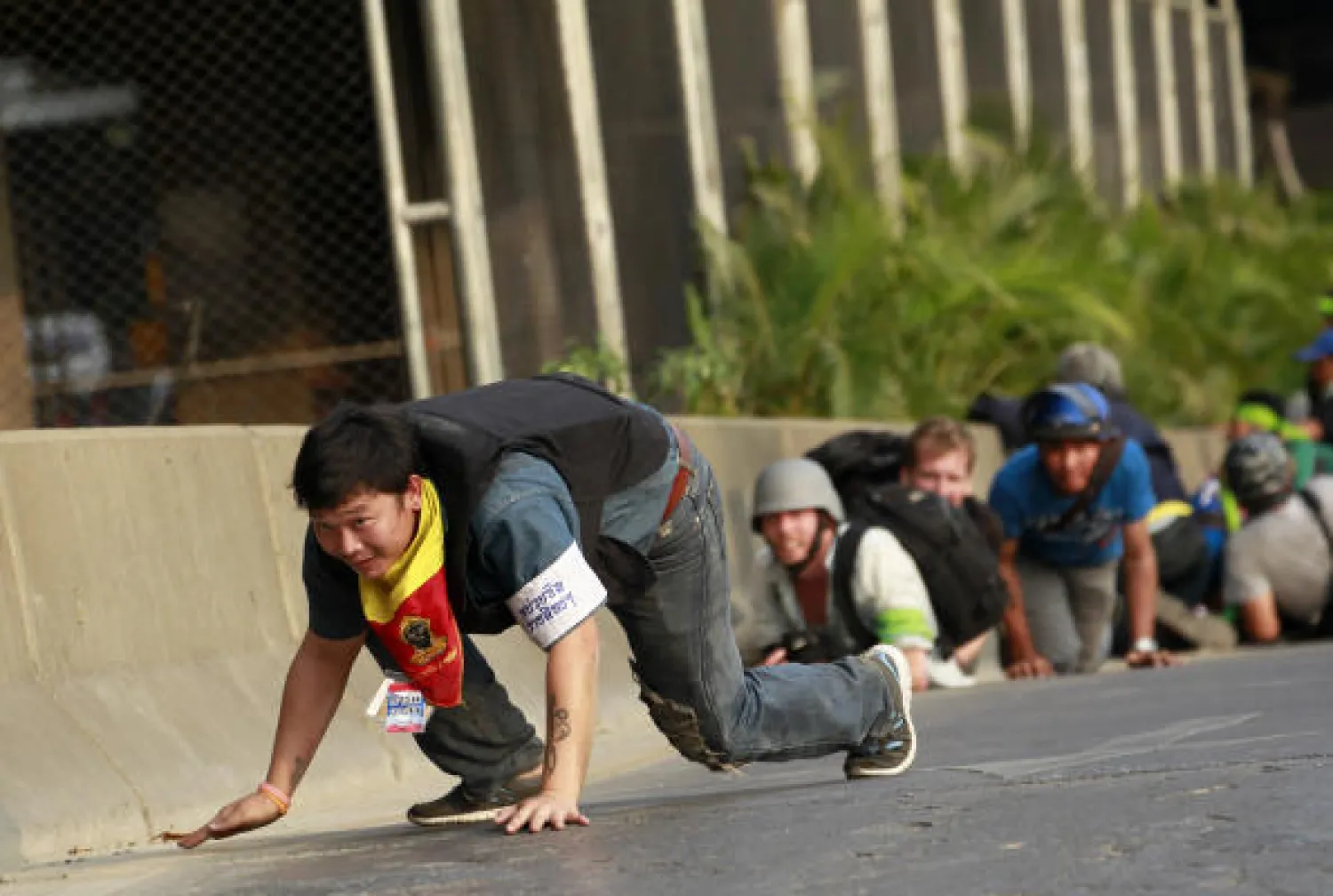 صدامات عنيفة بين متظاهرين موالين ومعارضين للحكومة التايلاندية عشية الانتخابات