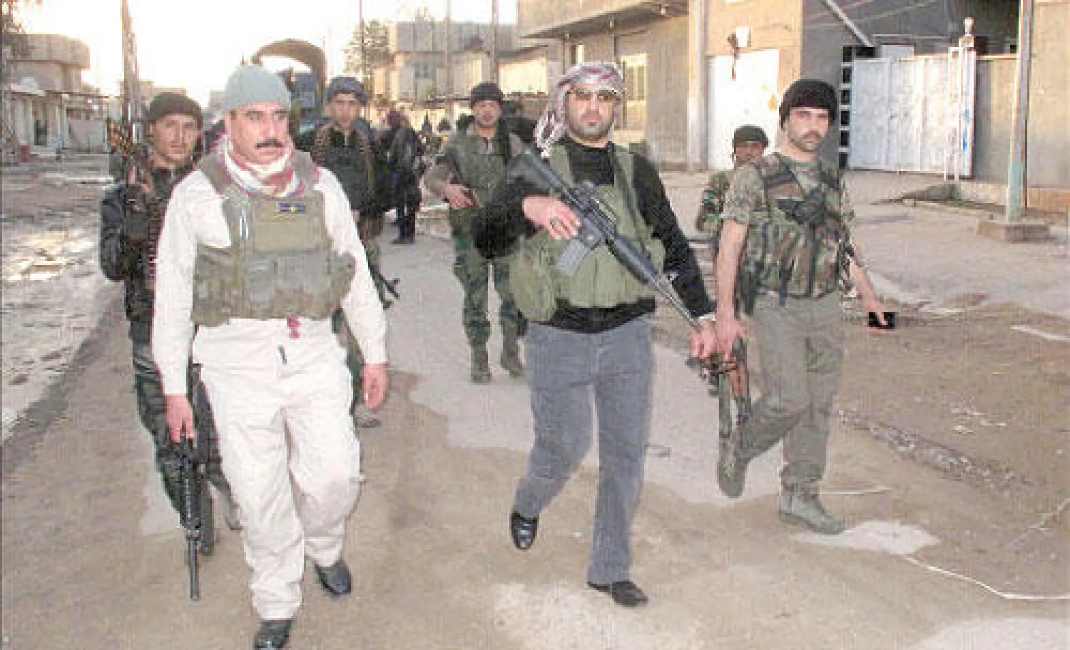 مقاتلون من «الصحوات» وأبناء العشائر الداعمين للقوات الأمنية العراقية في جولة استطلاعية داخل مدينة الرمادي أول من أمس (أ.ب)