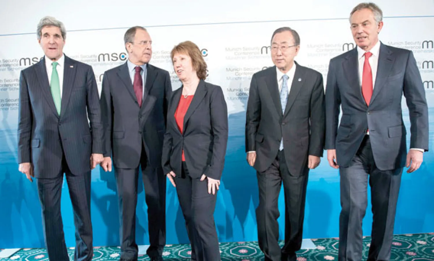 جون كيري وسيرغي لافروف وكاثرين آشتون وبان كي مون وتوني بلير في لقطة جماعية قبل اجتماعات اليوم الثاني من مؤتمر ميونيخ (رويترز)