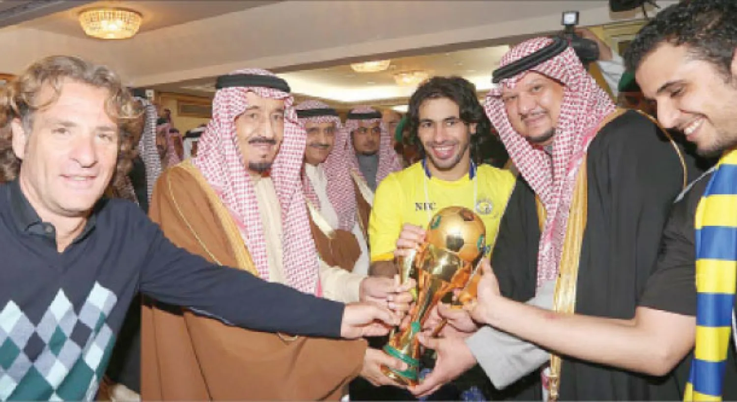 الأمير سلمان بن عبد العزيز لدى تتويجه منسوبي نادي النصر بكأس ولي العهد في  أستاد الملك فهد بالرياض أمس (واس)