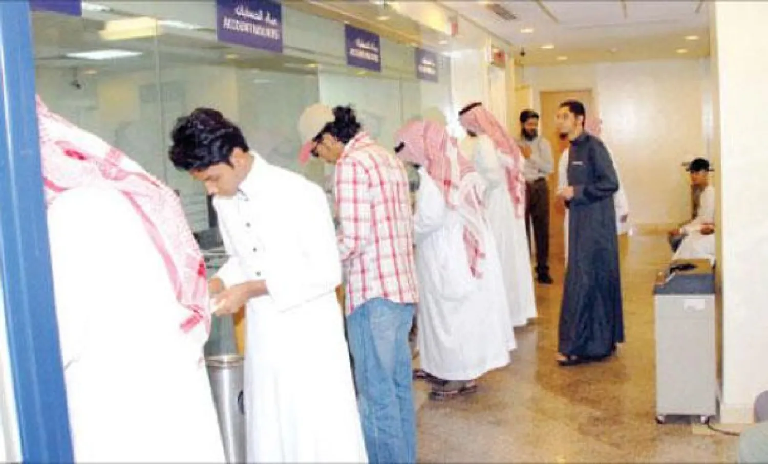 عدد من العملاء داخل أحد البنوك السعودية («الشرق الأوسط»)