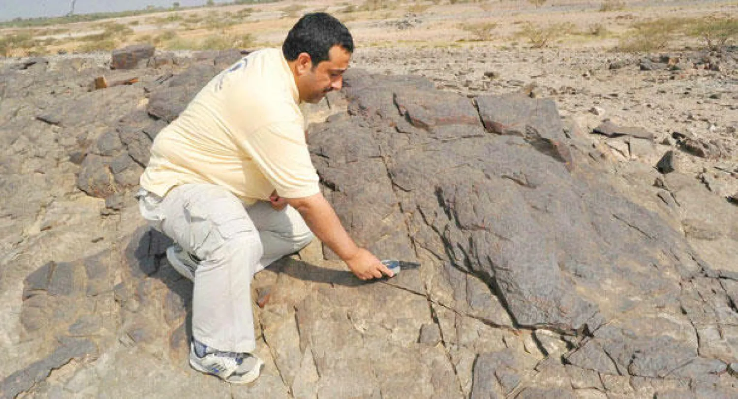 أحد الباحثين في الفريق العلمي الذي بعثته هيئة المساحة الجيولوجية إلى جازان (واس)