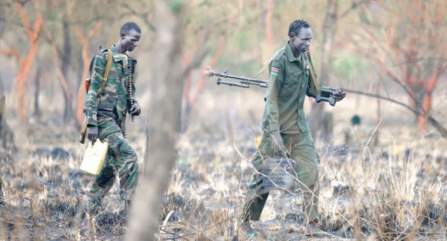 جنود يمشطون منطقة تابعة لجيش المتمردين في اقليم جونقلي أمس (رويترز)