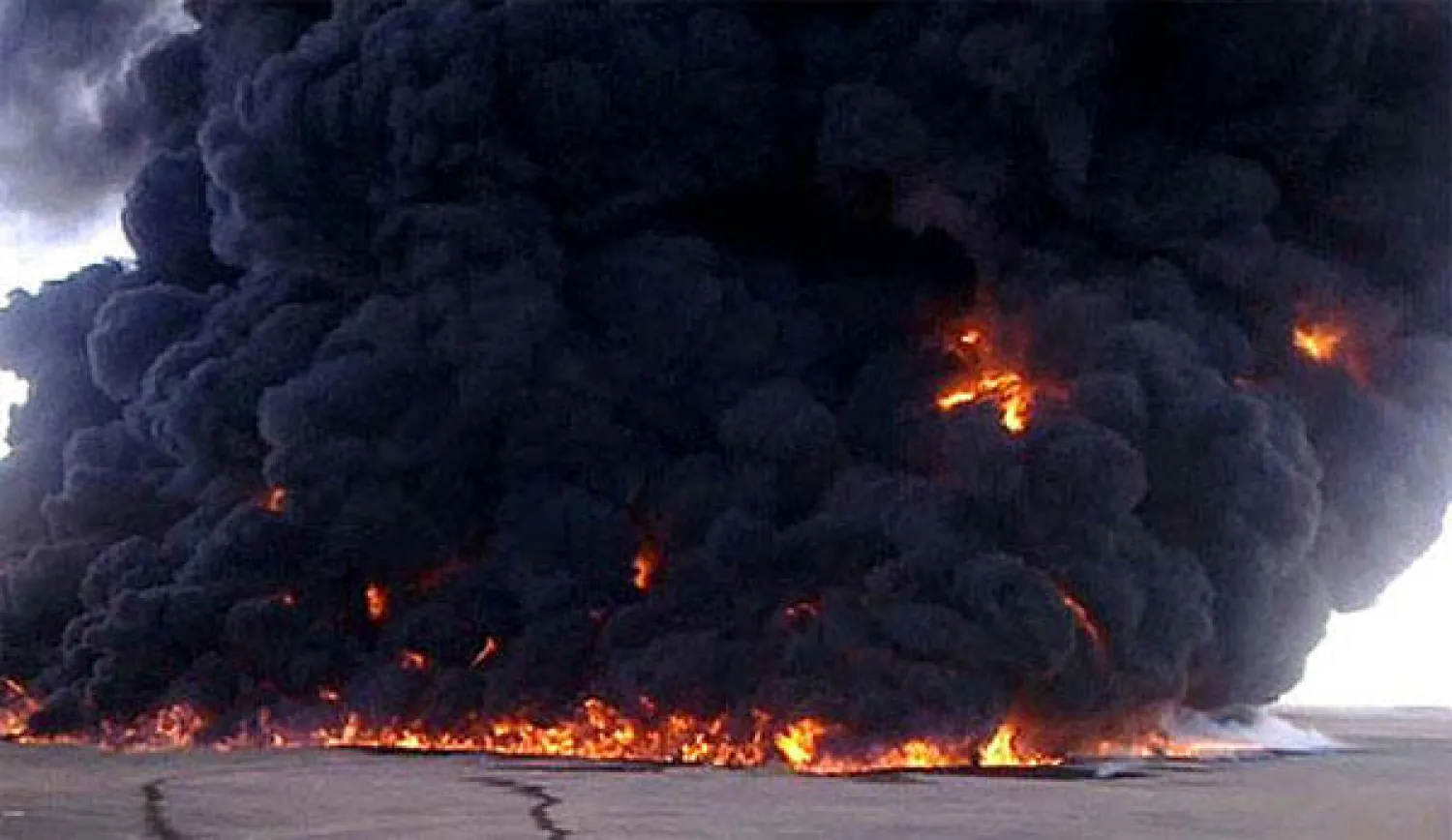 انفجار في خط الأنابيب الرئيسي يوقف تدفق النفط اليمني