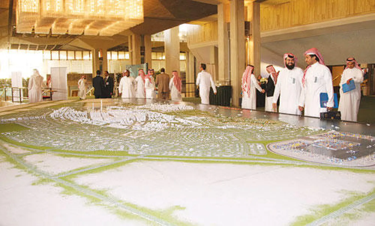 عدد من السعوديين أمام نموذج لأحد المشاريع العقارية الضخمة في السعودية (تصوير: خالد الخميس)
