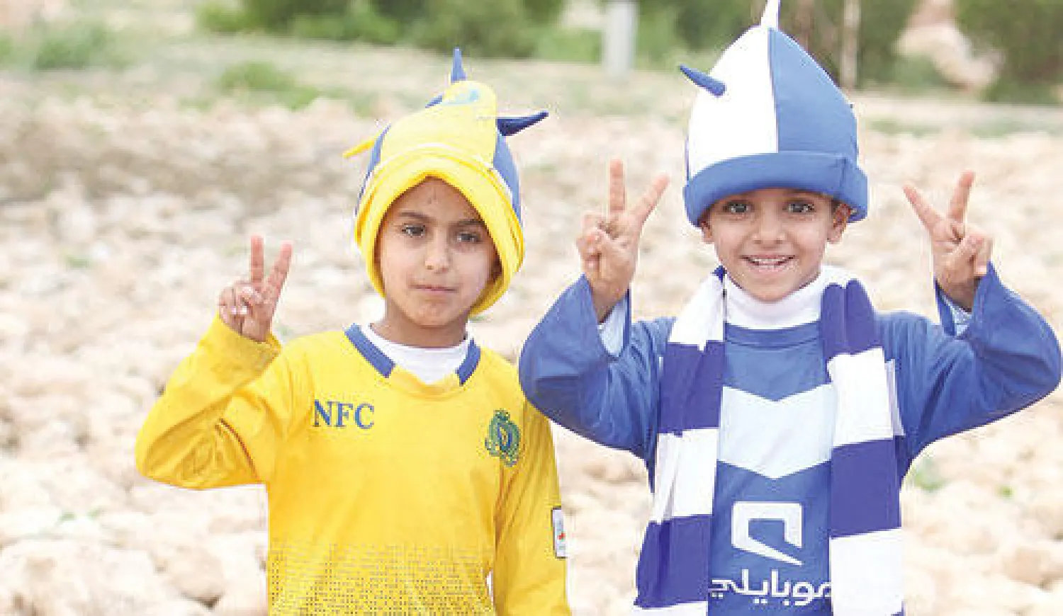 طفلان نصراوي وهلالي عكسا أمس اهتمام الرأي العام بالنهائي الكبير