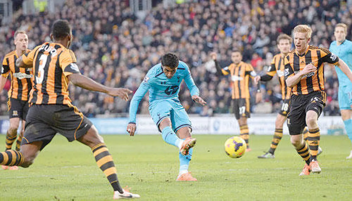 البرازيلي باولينيو (وسط) يحرز هدف تعادل توتنهام (رويترز) 