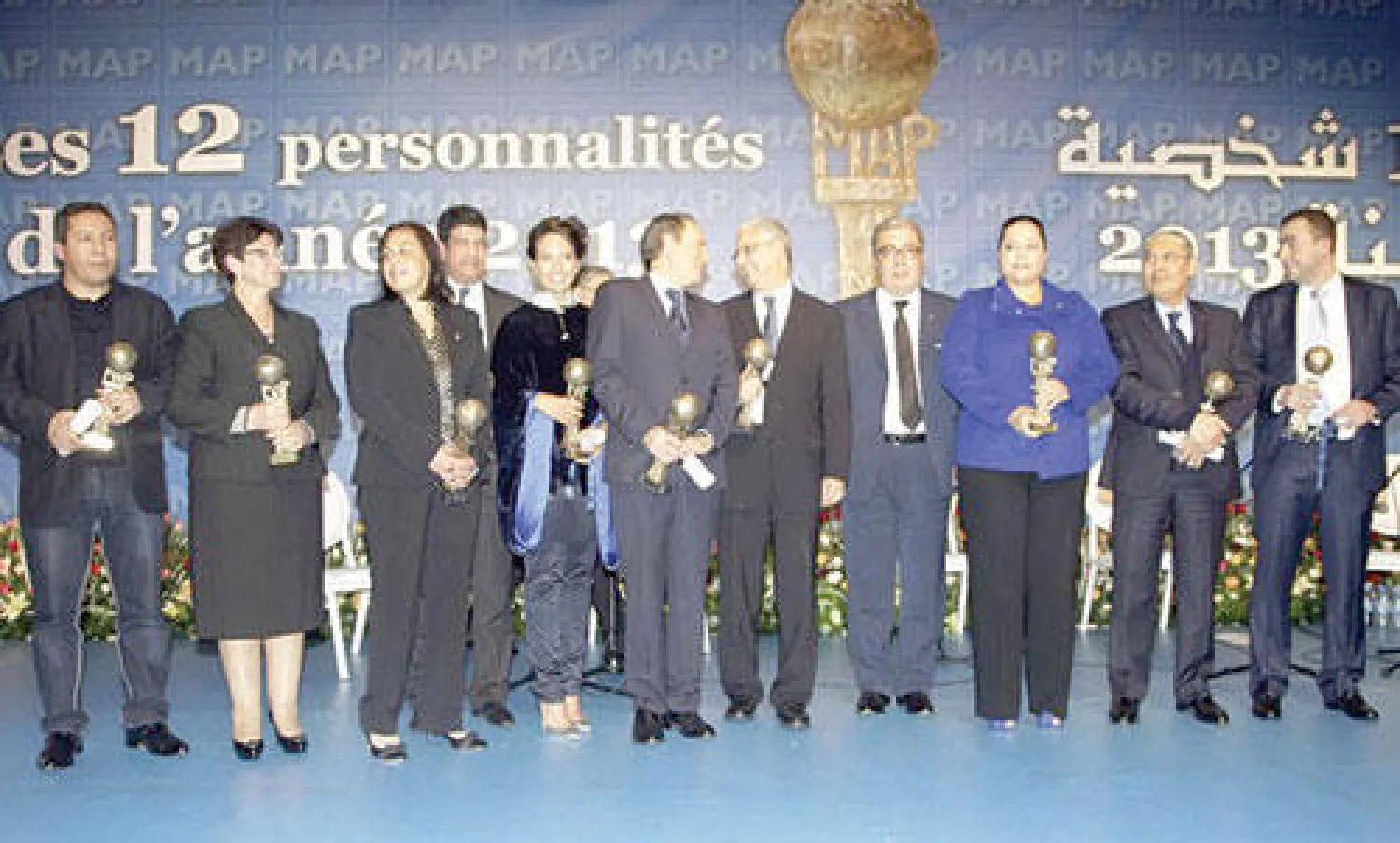 صورة تذكارية للشخصيات المغربية الـ12 التي تميزت في سنة 2013 خلال حفل تسليم الجوائز نظم الليلة قبل الماضية (تصوير: مصطفى حبيس)