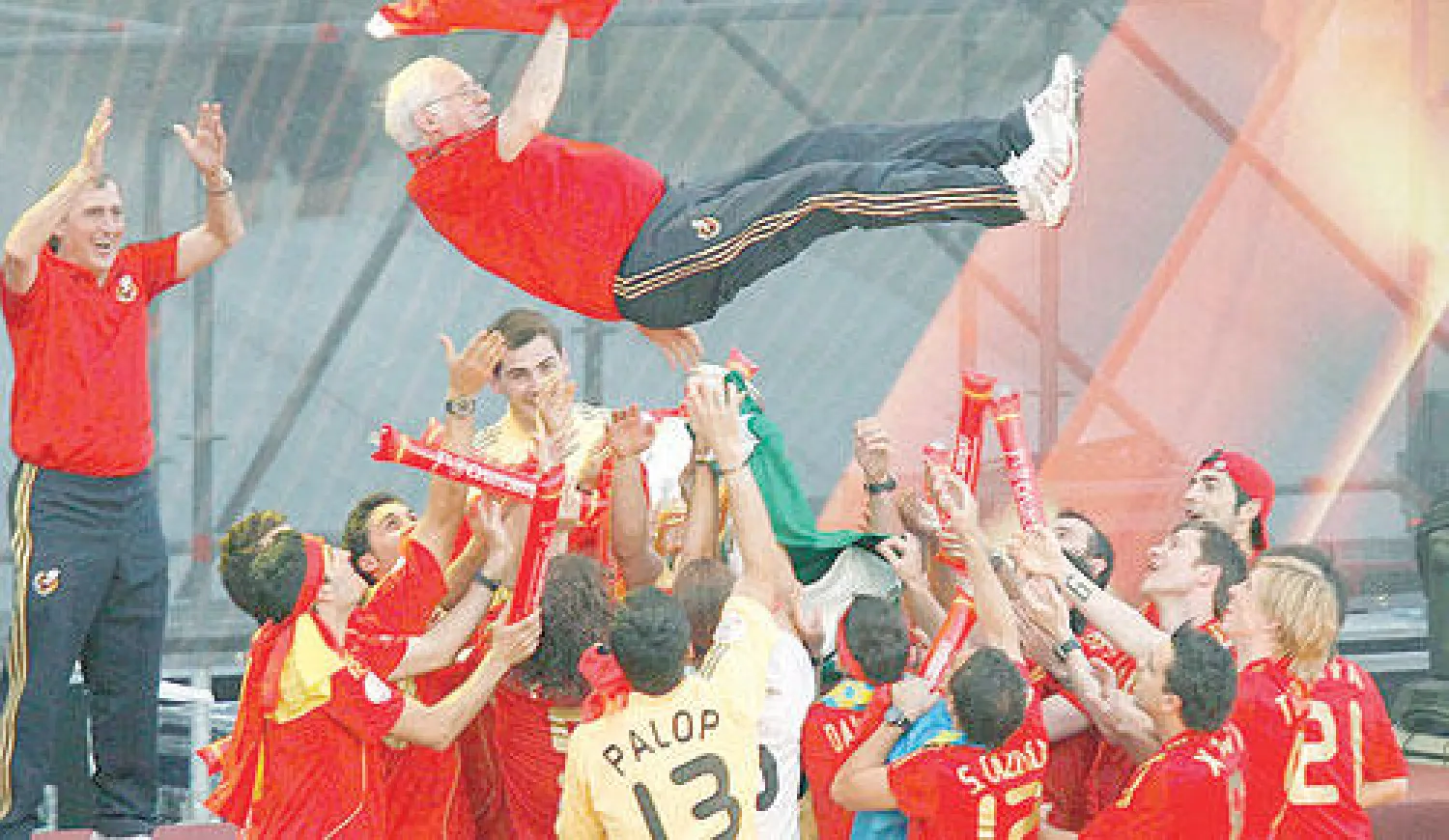 لاعبو المنتخب الإسباني يحتفلون مع أراجونيس بلقب يورو 2008