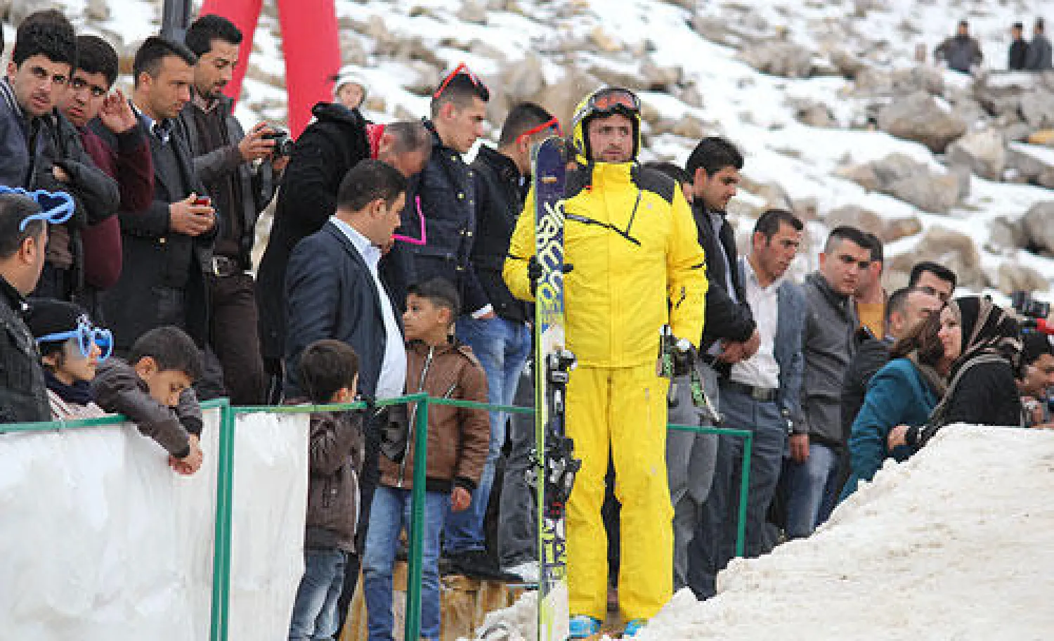 وتخلل العروض إيقاد شعلة نارية على قمة الجبل مع غروب الشمس بوصفه تقليدا كرديا قديما