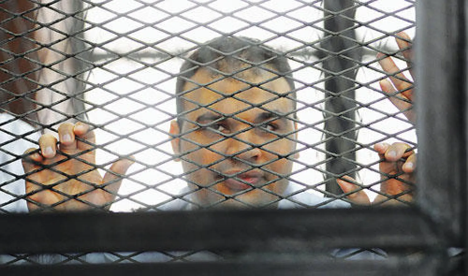 صورة أرشيفية لمحمد بدر مصور قناة «الجزيرة» الذي صدر حكم ببراءته أمس (أ.ب)