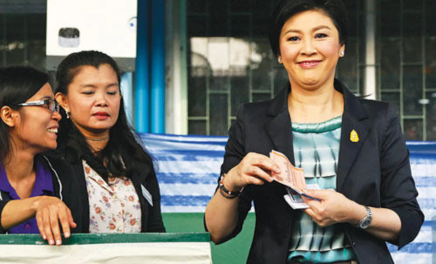 رئيسة الوزراء التايلاندية ينغلوك شيناواترا تدلي بصوتها في الانتخابات التشريعية في العاصمة بانكوك أمس (أ.ب)