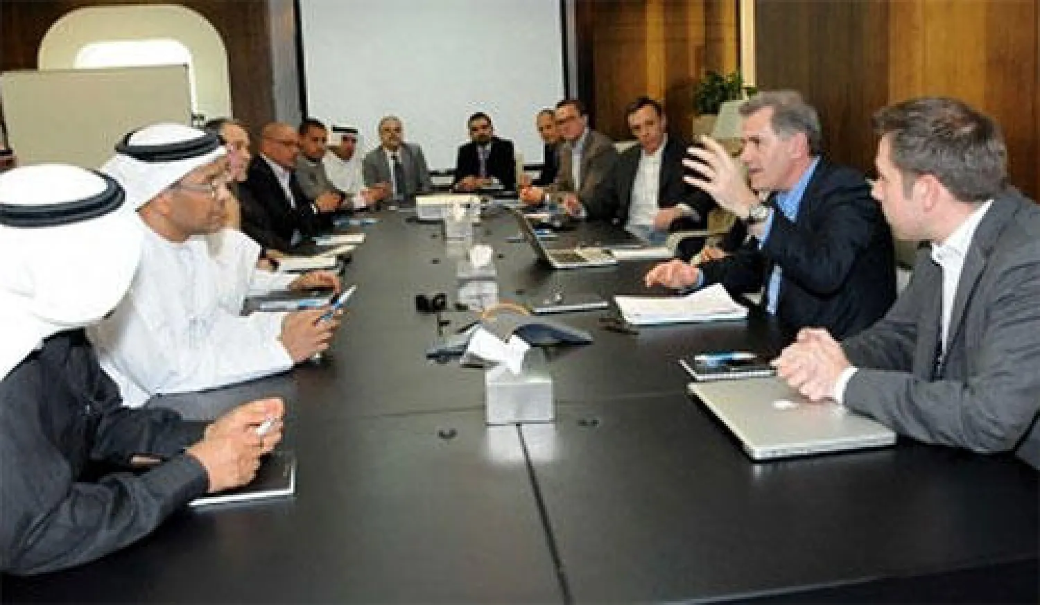 رئيسا «أبل» و«موبايلي» يجتمعان لبحث تطورات قطاع الاتصالات في السعودية