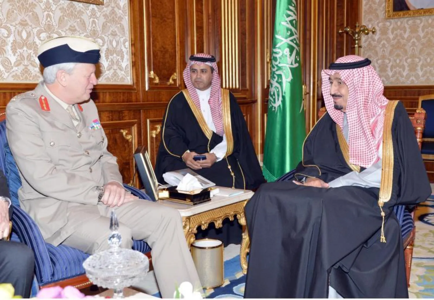 الأمير سلمان لدى استقباله كبير المستشارين العسكريين البريطاني اليوم (واس)