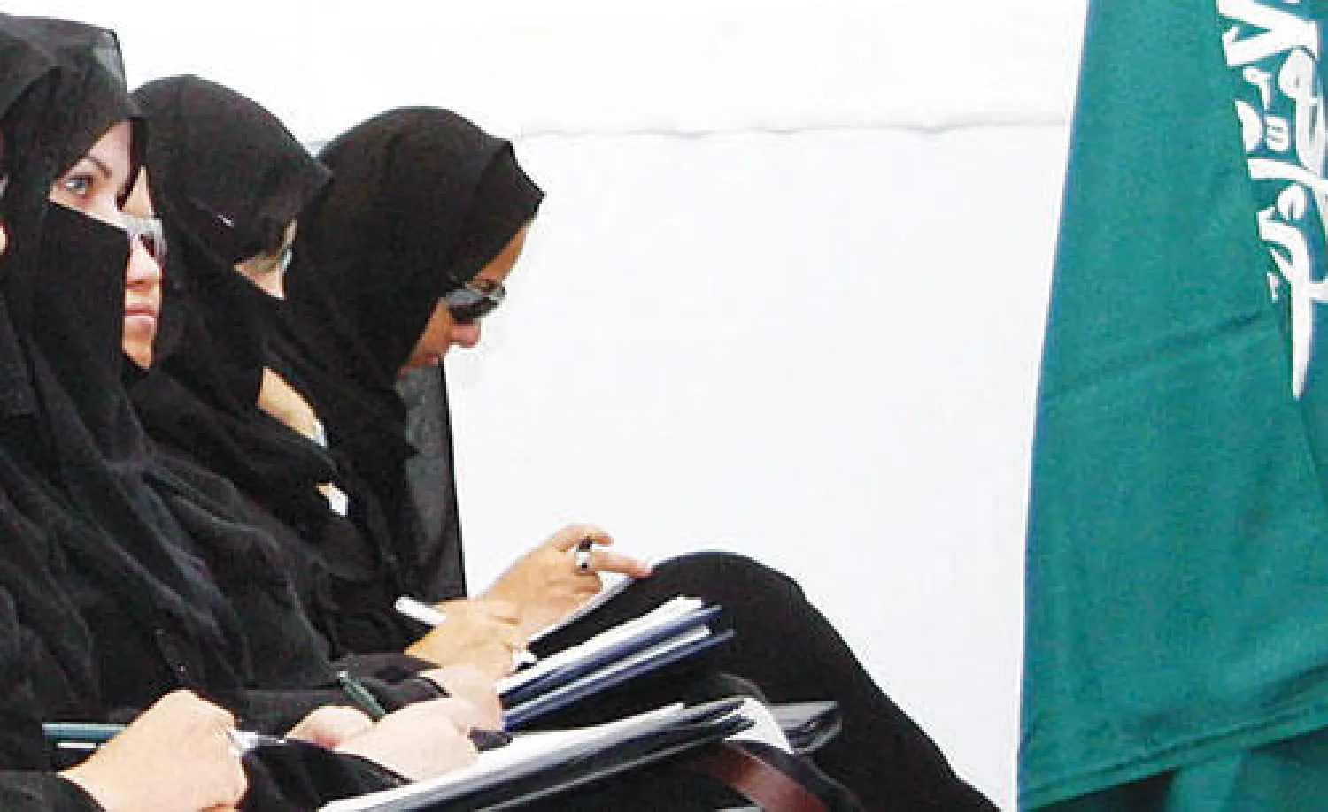 عدد من سيدات الأعمال السعوديات خلال حضورهن أحد المؤتمرات الاقتصادية ({الشرق الأوسط})