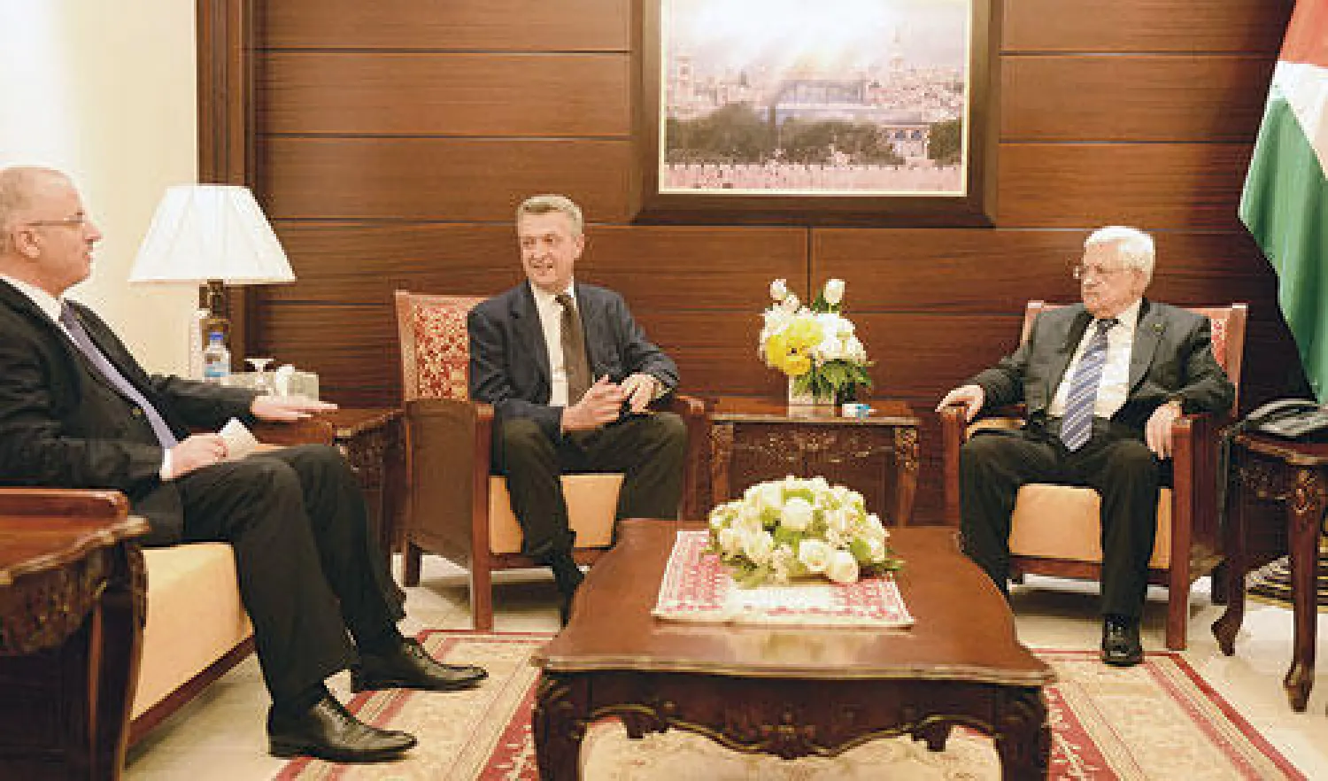 الرئيس الفلسطيني محمود عباس يستقبل المفوض العام لـ«أونروا» فيليبو غراندي بحضور رئيس الوزراء رامي حمد الله في رام الله أمس (أ.ف.ب)