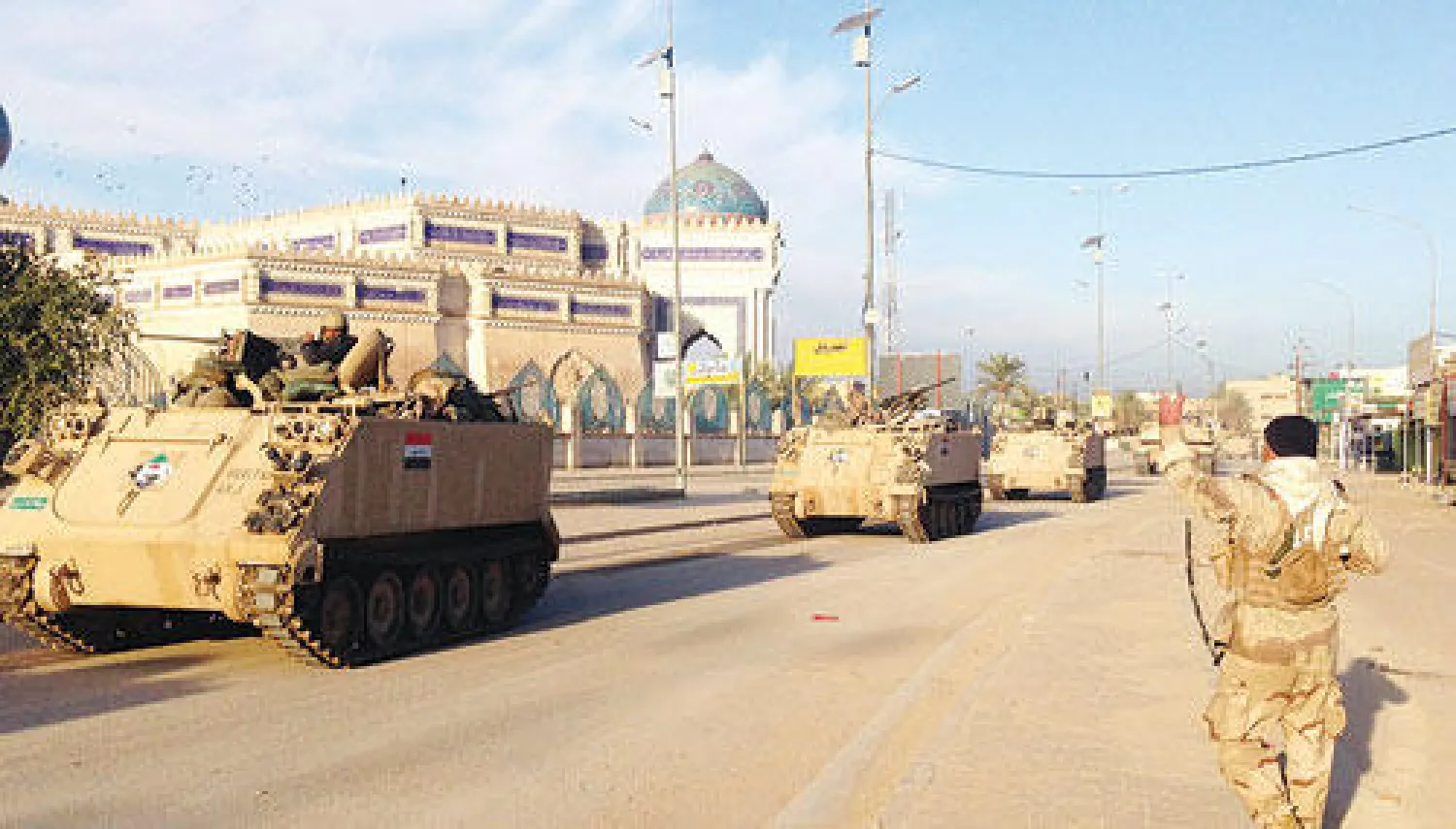 رتل عسكري يتحرك خلال مواجهات بين القوات الحكومية ومسلحي «داعش» بمحافظة الأنبار أول من أمس (رويترز)