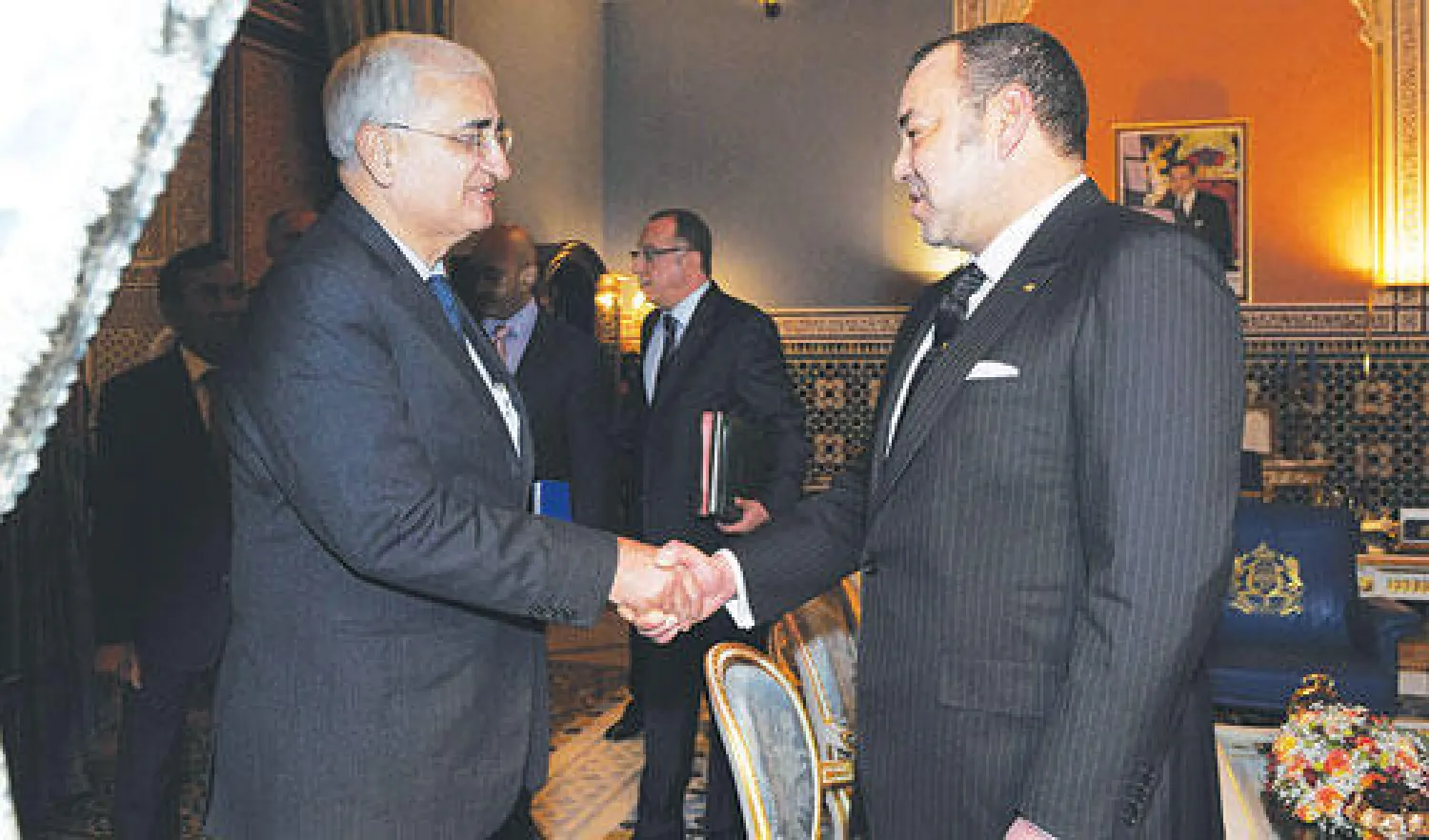 الملك محمد السادس لدى استقباله وزير الخارجية الهندي سلمان خورشيد في مراكش مساء أول من أمس (أ. ف. ب)