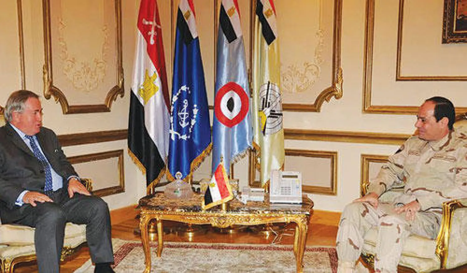 قائد الجيش المصري المشير عبد الفتاح السيسي خلال استقباله وفدا برلمانيا بريطانيا في القاهرة أمس (صفحة المتحدث العسكري)