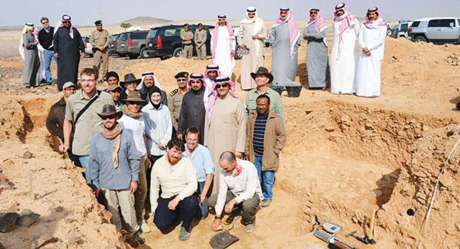 الأمير سلطان يتفقد أعمال التنقيب في الدوادمي