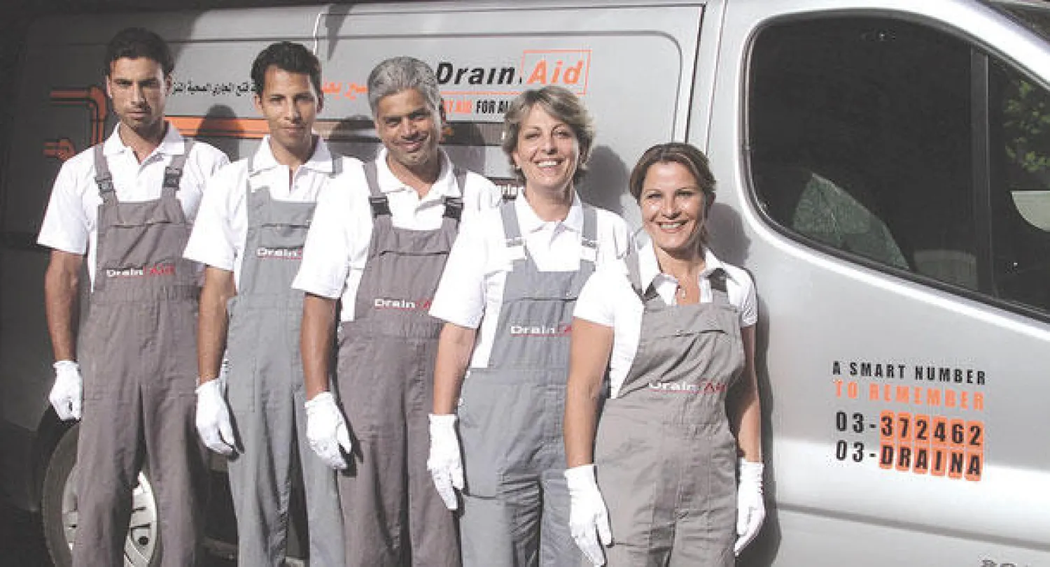  آمال ووفاء مع ثلاثة من شبان الفريق بينهم سلمان وجمالة