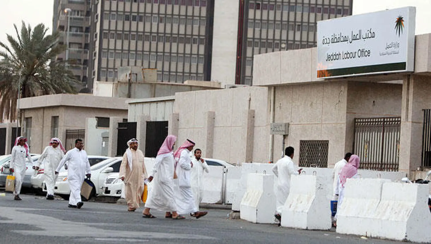 مراجعون أمام مكتب العمل في جدة نهاية الأسبوع الماضي (تصوير: عبد الله بازهير)