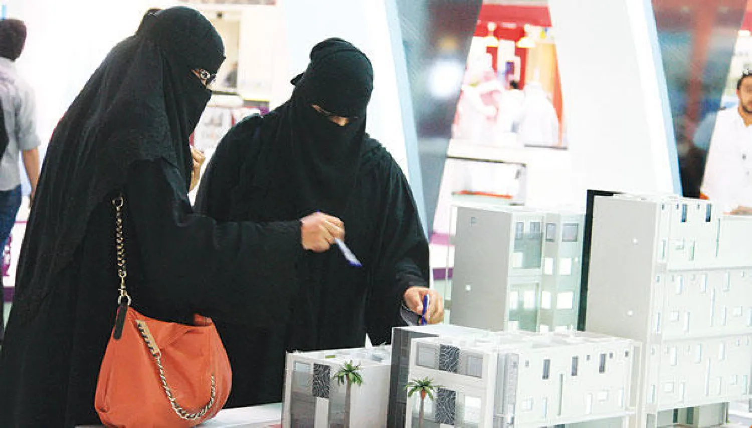 سعوديتان في معرض للإسكان بالرياض (تصوير: اقبال حسين)
