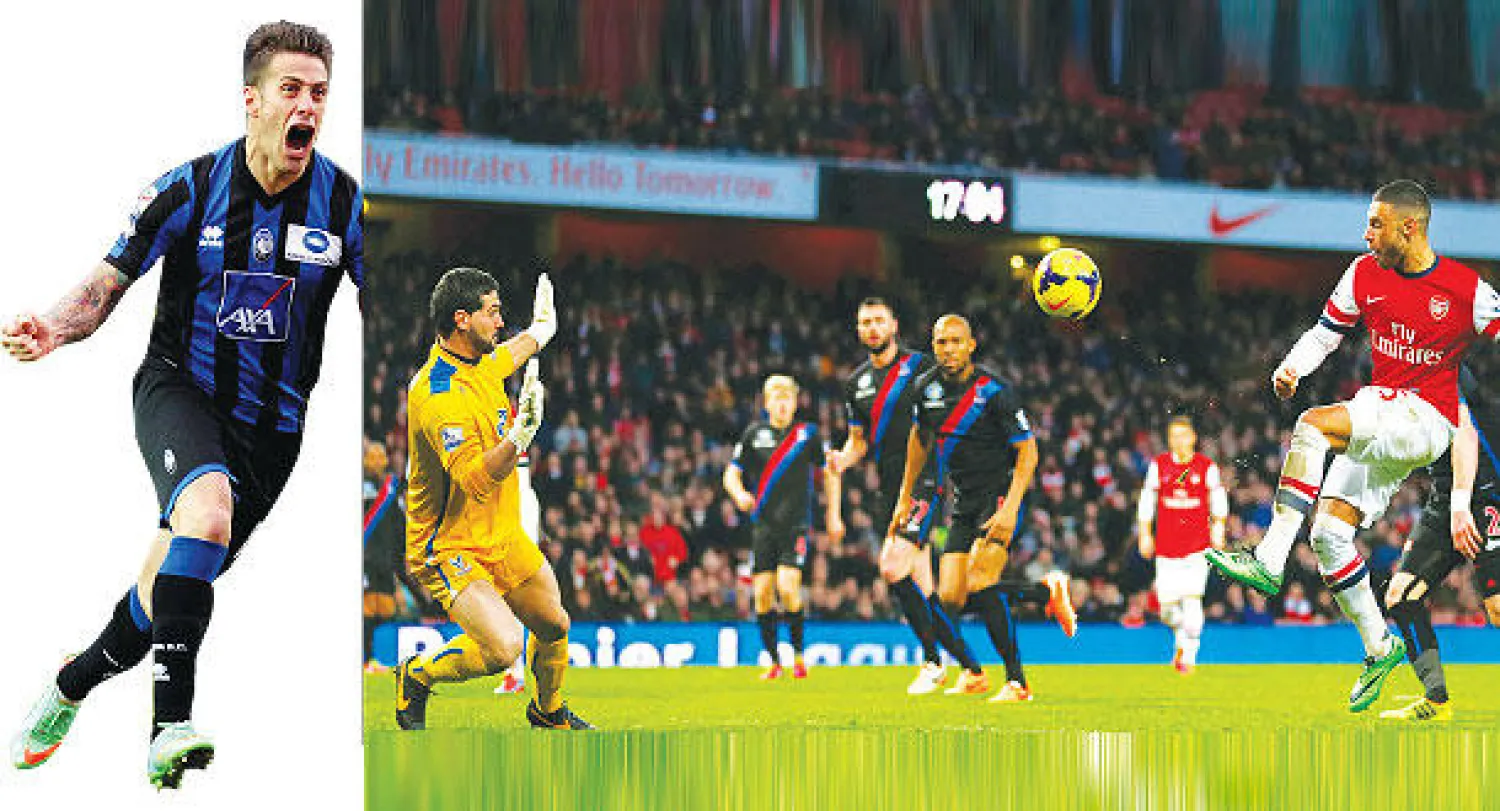 تشامبرلين نجم آرسنال يسجل أول أهدافه من فوق حارس كريستال بالاس (رويترز) و دينيس لاعب أتلانتا يحتفل بهدفه في مرمى نابولي (إ.ب.أ)