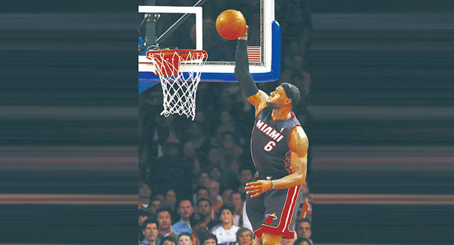 ليبرون جيمس يقفز وحده للتسجيل في حلقة نيويورك نيكس (أ.ف.ب)