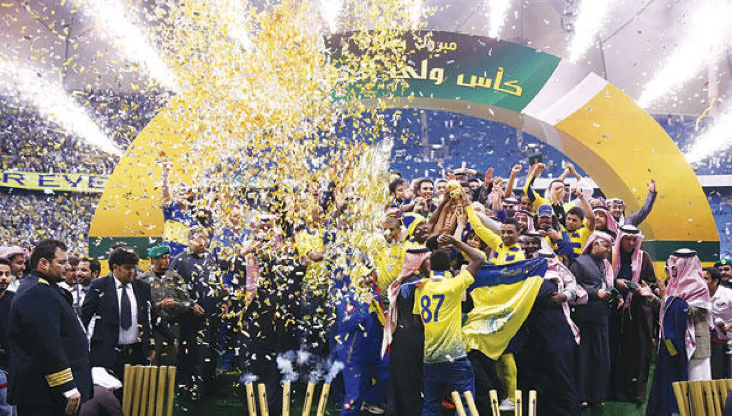 جانب من تتويج فريق النصر على أرض الملعب  بعد تسلمه الكأس من راعي المباراة