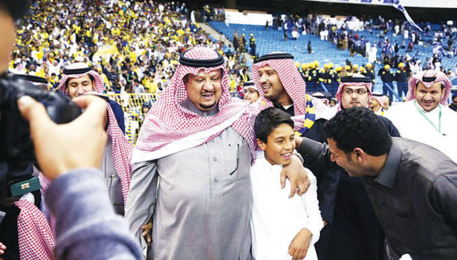 الأمير فيصل بن تركي أهدى نجله تركي كأس ولي العهد أمس