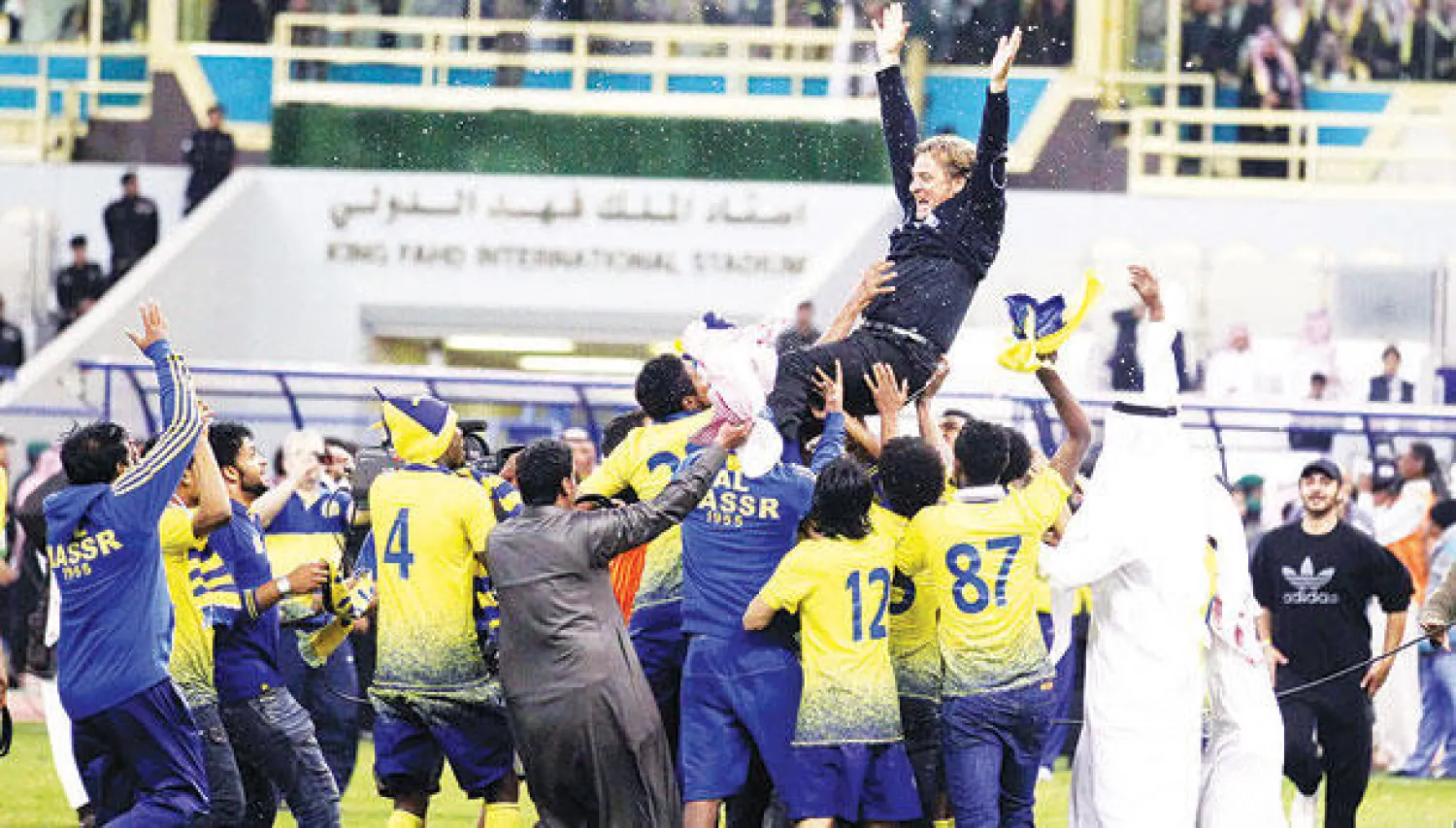 كارينيو محمولا من لاعبي وإداريي النصر أمس (تصوير: عبد العزيز النومان)