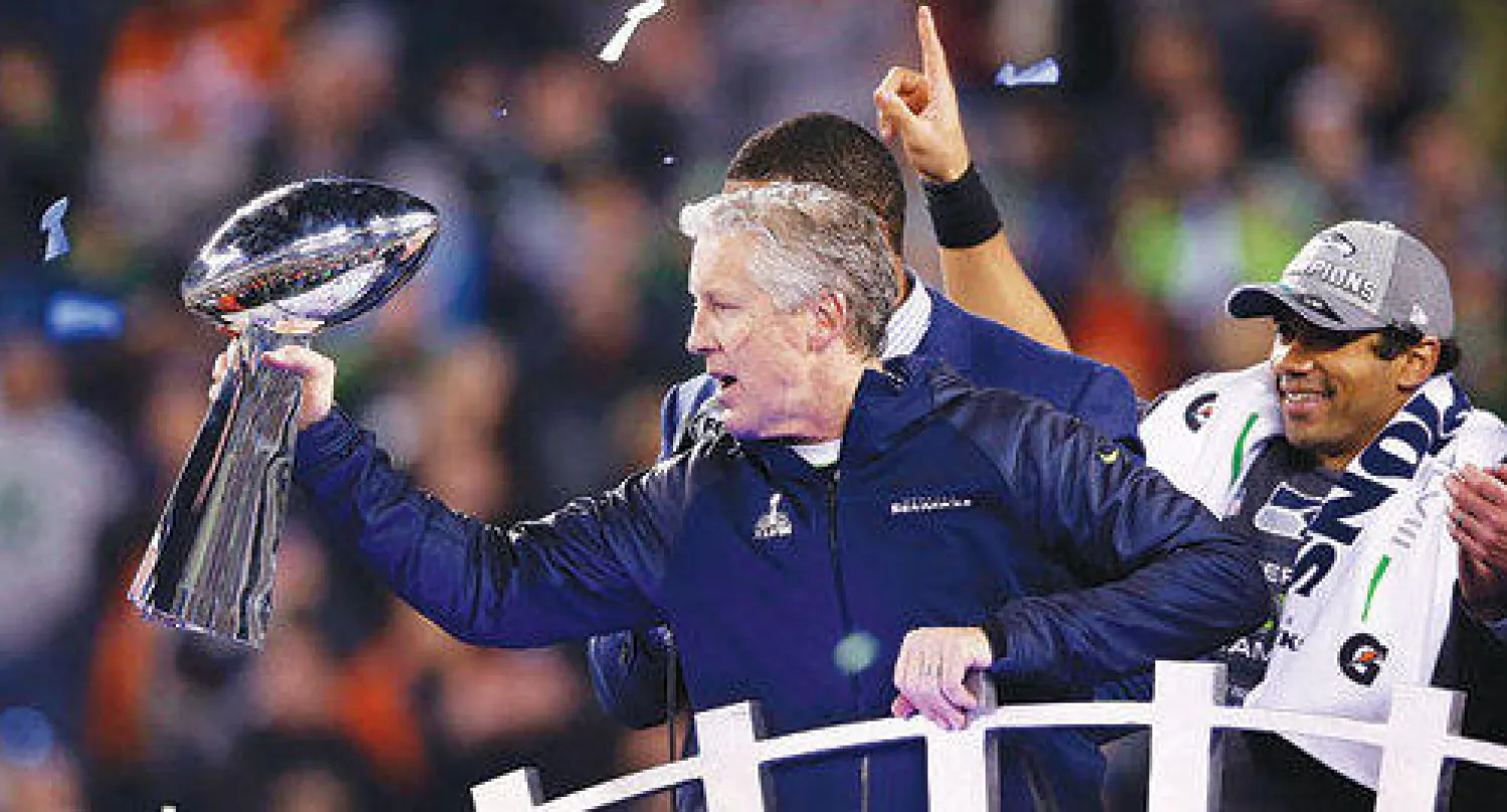 بيت كارل مدرب سياتل يحتفل بكأس البطولة على منصة التتويج