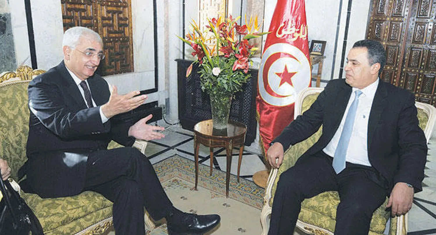 مهدي جمعة رئيس وزراء تونس لدى استقباله سلمان خورشيد وزير خارجية الهند امس (أ.ف.ب)