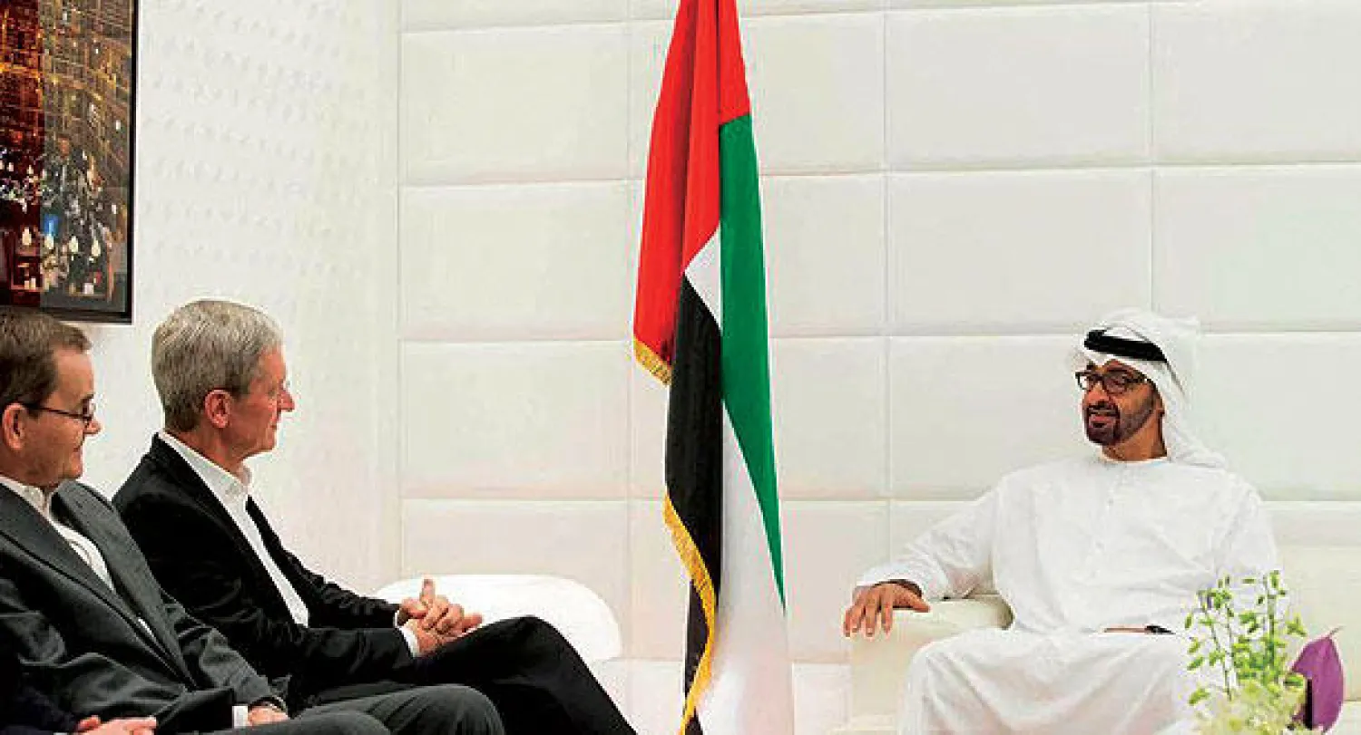 الشيخ محمد بن زايد خلال استقباله رئيس شركة «أبل» الأميركية في أبوظبي أمس (وام)