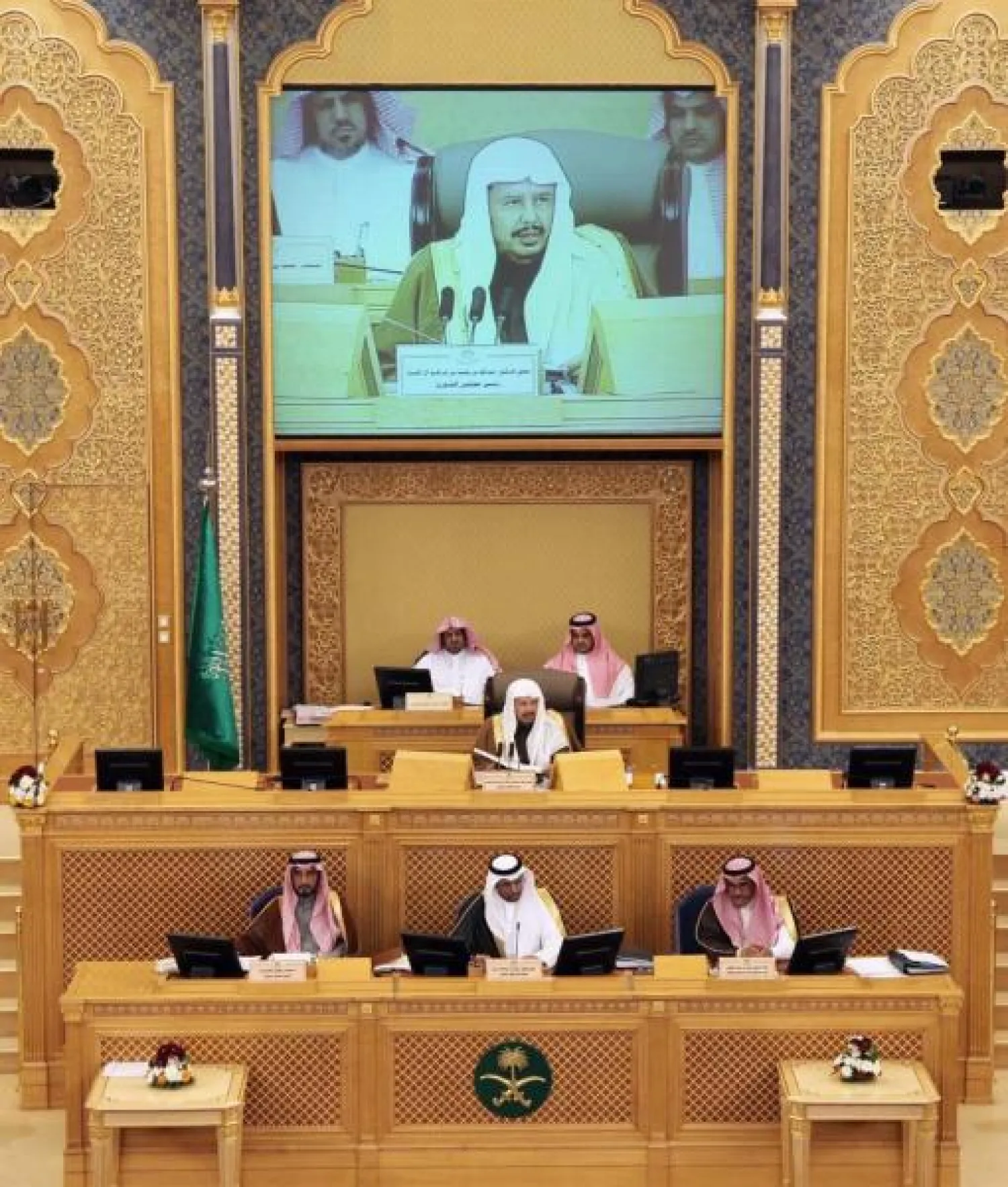 «الشورى» يدعو لتخصيص مواقع نسائية وسحب الأراضي غير المستغلة في المدن الصناعية