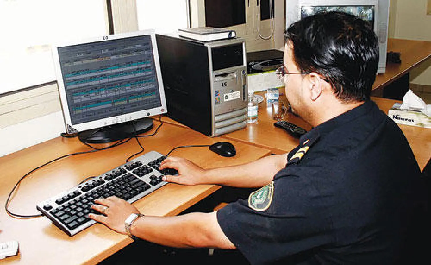 أحد موظفي الجمارك في ميناء جدة الإسلامي