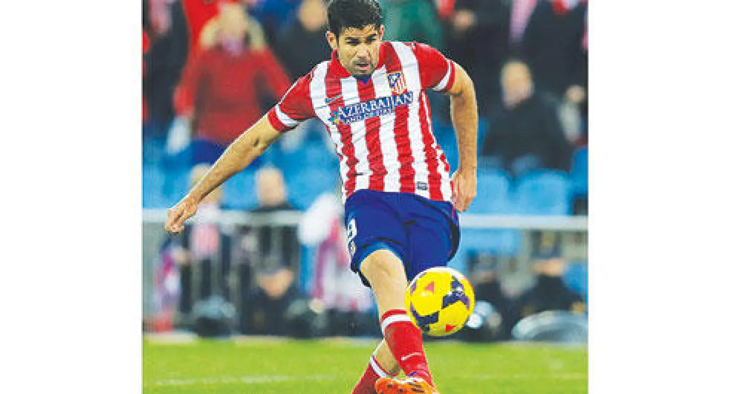 كوستا مهاجم أتليتكو سجل ثاني أهداف فريقه في مرمى سوسيداد (أ.ب)