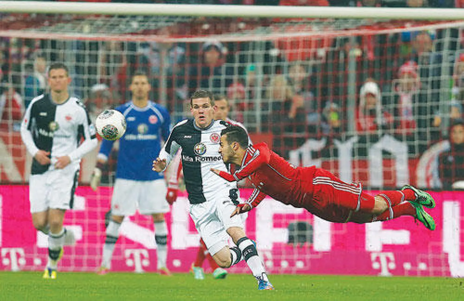 جانب من مباراة بايرن ميونيخ أول من أمس الأحد