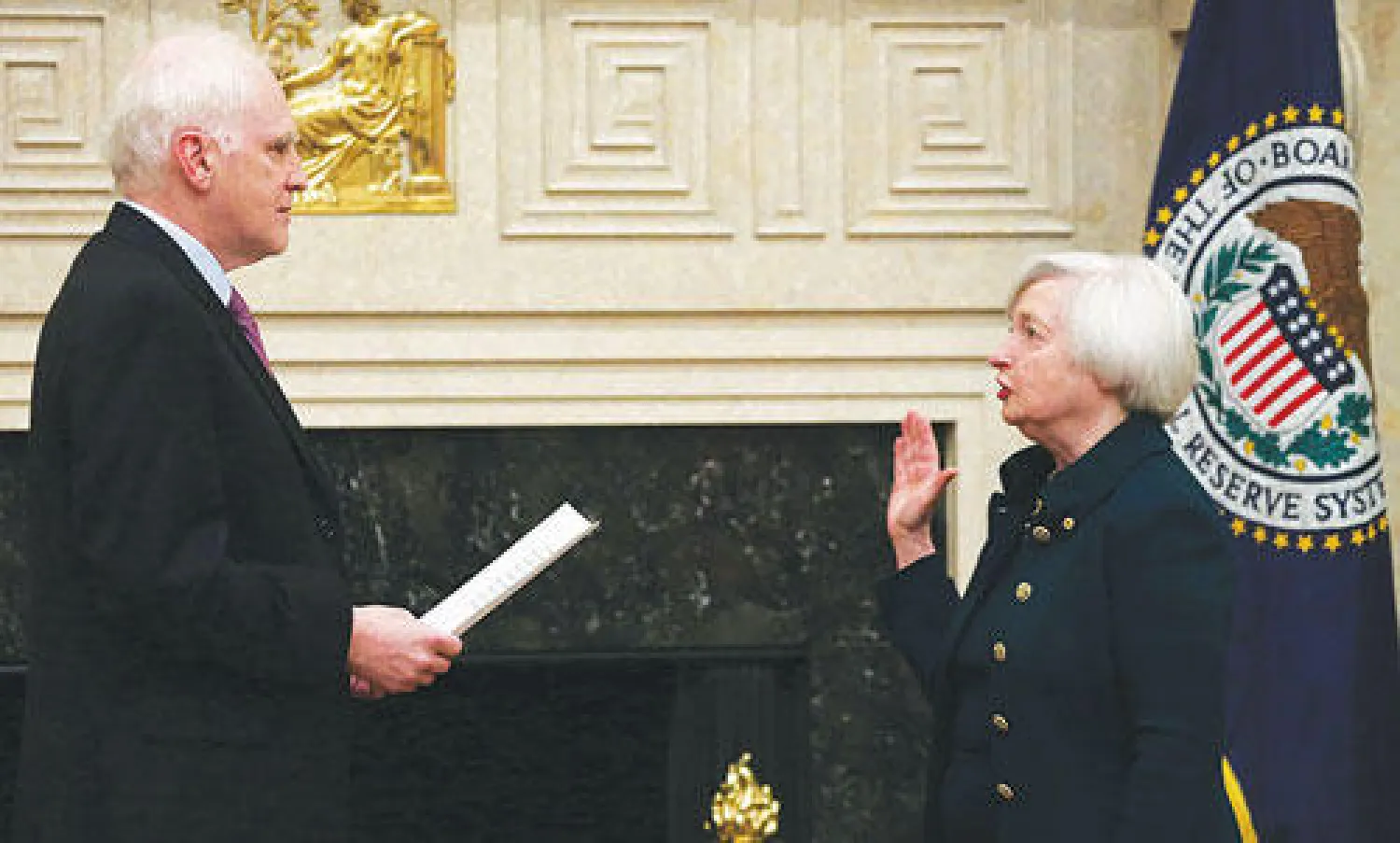 جانيت يلين خلال تأديتها القسم أمس في العاصمة واشنطن