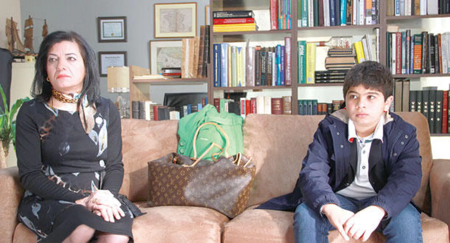 الزوجة (عايدة صبرا) التي تعاني من مشكلات مع زوجها تنعكس سلبا على علاقتها بابنها