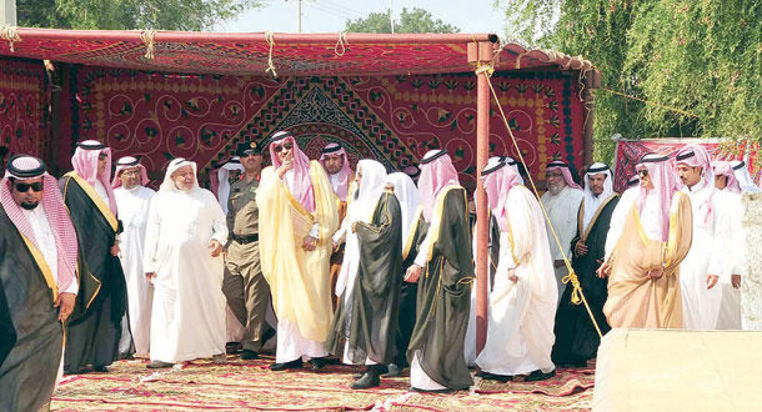 أمير منطقة المدينة المنورة أشرف خلال زيارته التفقدية لينبع أمس على توزيع مساكن خيرية على عدد من المستحقين في حي الأقيفه بالمحافظة (واس)